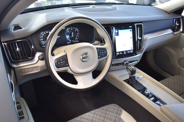 Volvo V60 D3 Momentum Pro Aut. LED RFKam VirtualCockp.