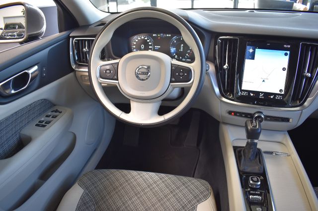 Volvo V60 D3 Momentum Pro Aut. LED RFKam VirtualCockp.