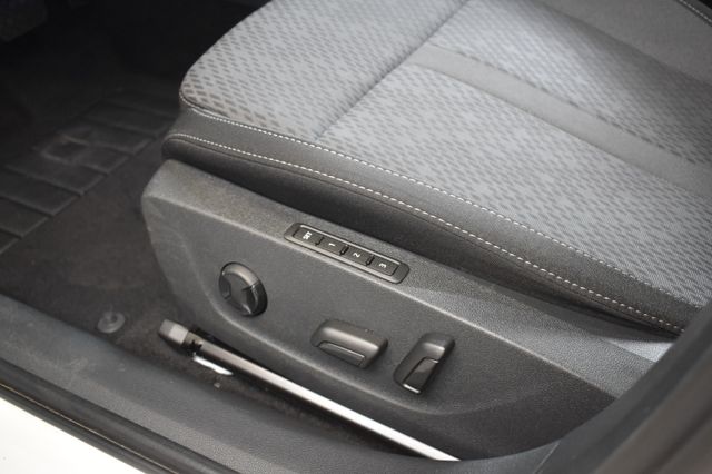 Skoda Octavia Combi 2.0TDI DSG Style LED AHK HUD ViCo