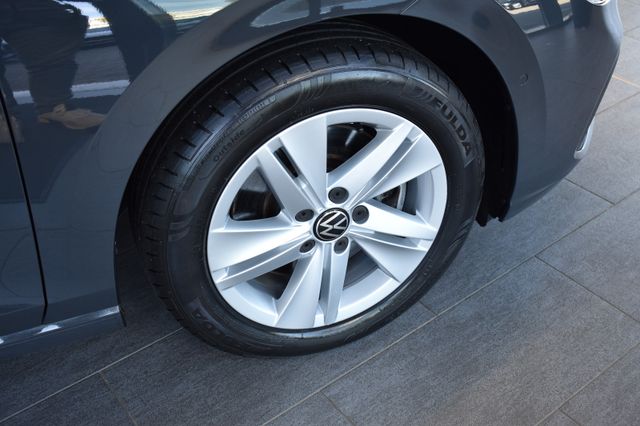 Volkswagen Golf VIII 2.0TDI DSG Var. Life LED VirtualCo ACC