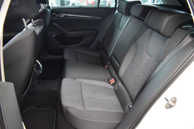 Skoda Octavia Combi 2.0TDI DSG Style LED AHK HUD ViCo