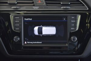 Volkswagen Touran 2.0TDI DSG Highline LED AHK RFK Standhz.