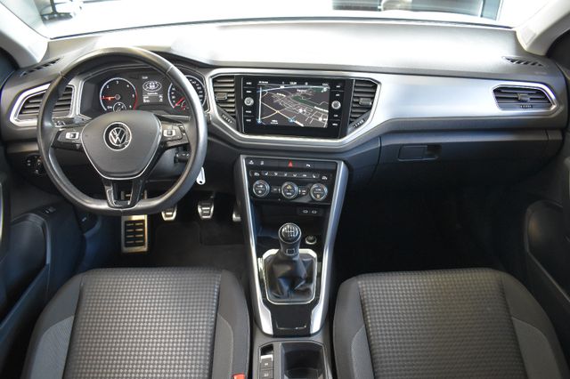Volkswagen T-Roc 2.0TDI Style Schalter Navi3D AHK PDC DAB