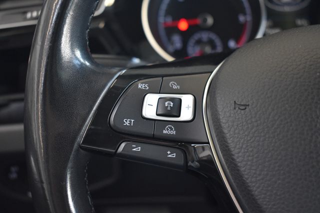 Volkswagen Touran 2.0TDI DSG Highline LED AHK RFK Standhz.