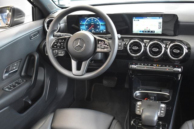 Mercedes-Benz A 180d 8G-DCT Panorama DAB CarPlay RFKam SHZ