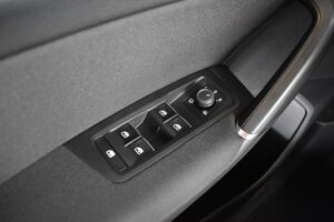 Volkswagen Touran 2.0TDI DSG Highline LED AHK RFK Standhz.