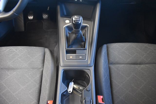 Volkswagen Golf 8 Limo Life LED LiveC AHK RFKamera ACC Lane
