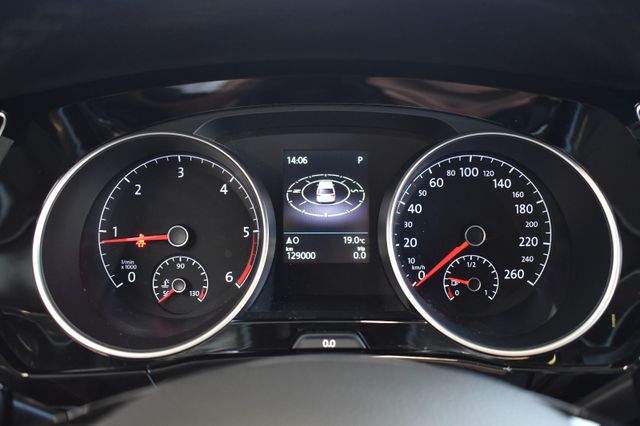 Volkswagen Touran 2.0TDI DSG Highline LED AHK RFK Standhz.